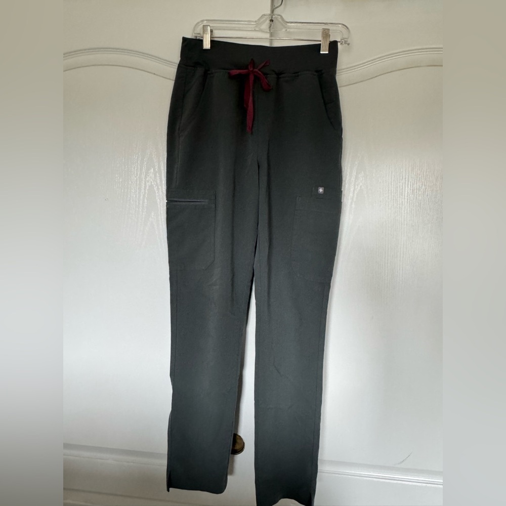 High Waisted Yola Skinny Scrub Pants
Size small tall